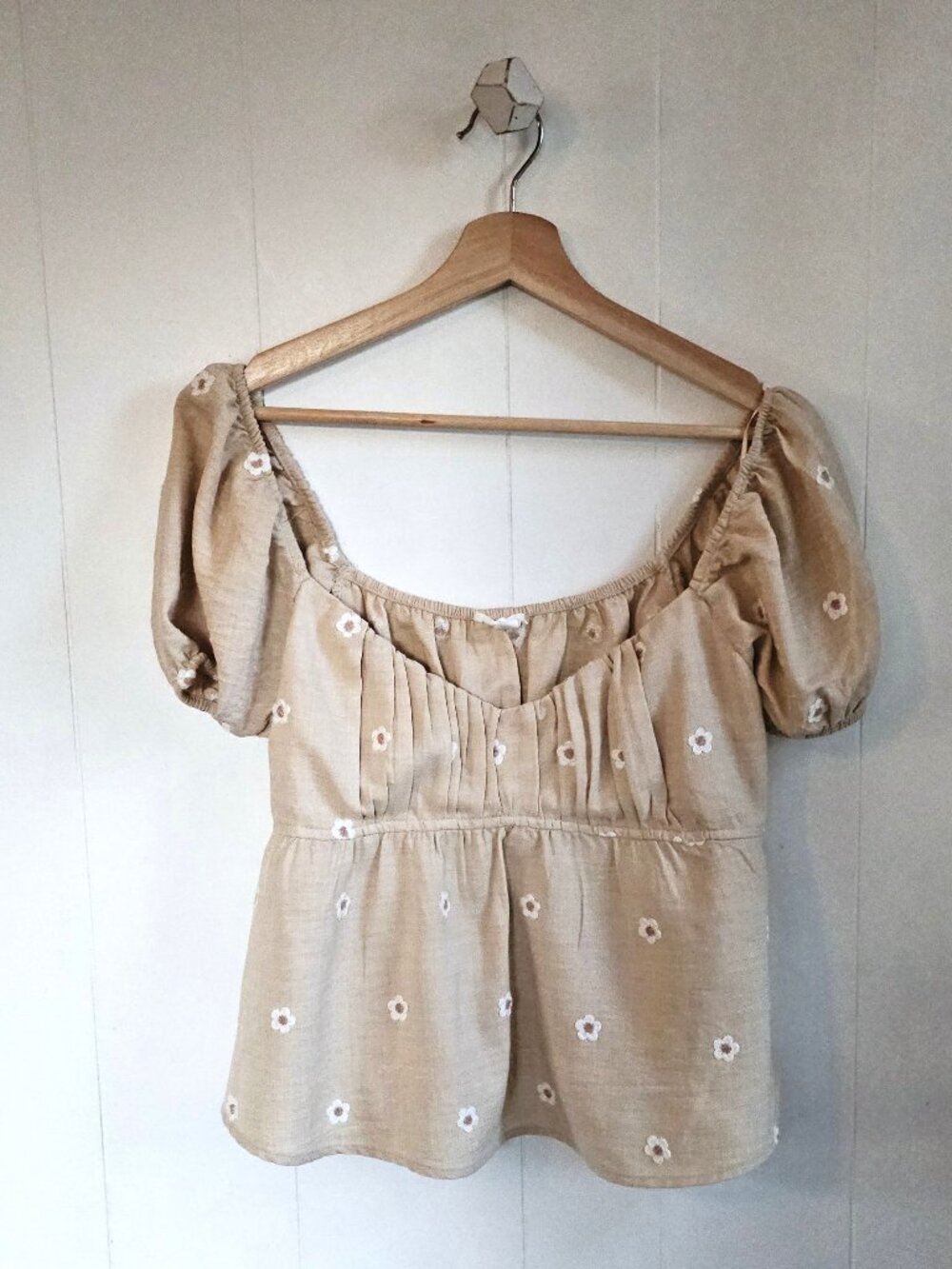 BLU PEPPER Embroidered Puff-Sleeve Daisy Top